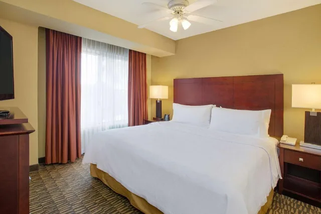 جناح بسرير كينج مع أريكة لذوي الإعاقة، Homewood Suites By Hilton Tampa-Brandon 1/3