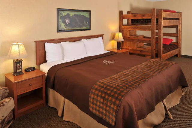غرفة بسرير كينج وسرير بطابقين، Boarders Inn & Suites by Cobblestone Hotels - Waukon 1/3