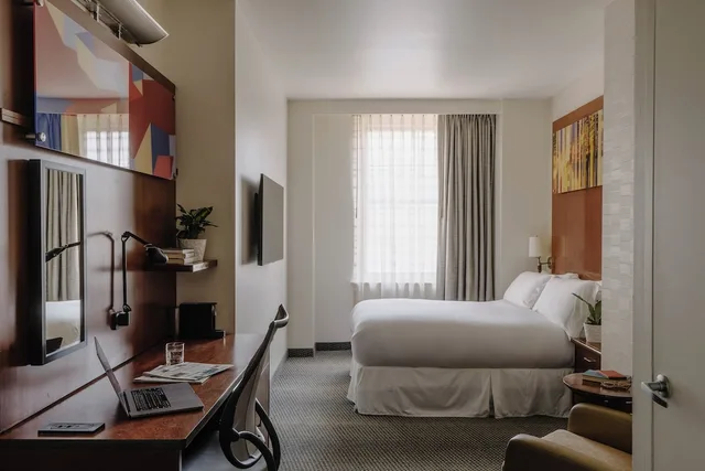 غرفة قياسية بسرير كوين، Club Quarters Hotel In Philadelphia 4/7