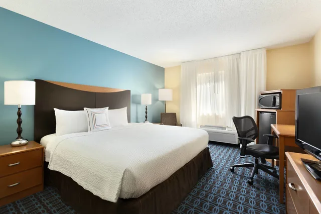 جناح تنفيذي بسرير كينج مع أريكة، Fairfield Inn Suites Midland 1/1