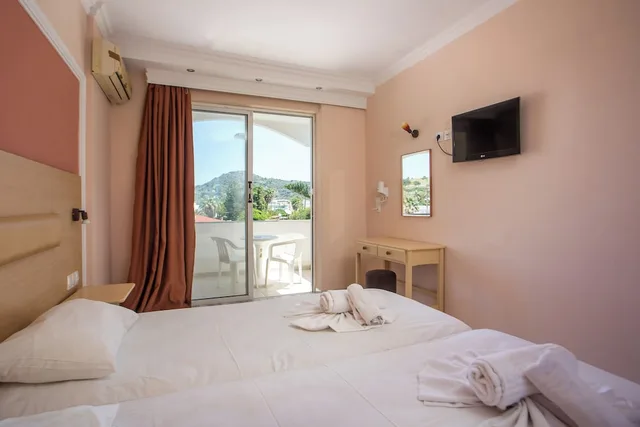Standard, 3 Beds, Diagoras Hotel 1/7