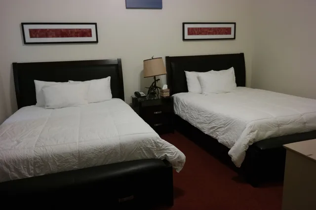 Room, 1 Single and 2 Queen Beds, 2 Queen Beds، Sitka Hotel And Restaurant 3/5