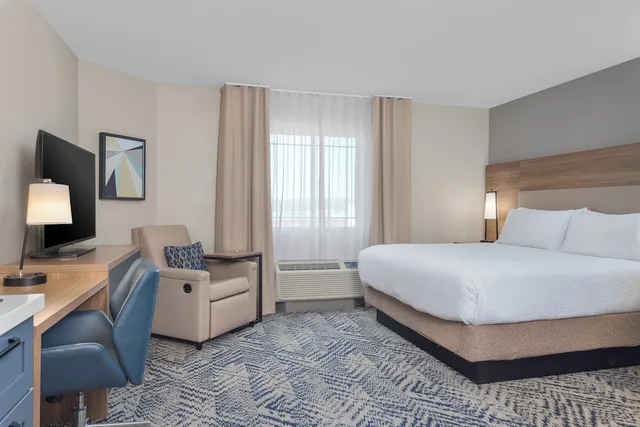Studio, Suite, Queen Bed, Kitchen, Candlewood Suites La Crosse 1/2