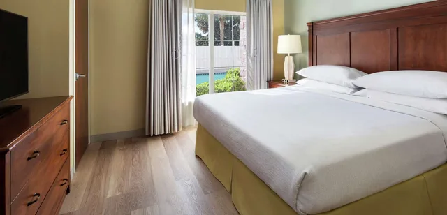 جناح بسرير كينج بغرفتين مع أريكة، Embassy Suites by Hilton Destin Miramar Beach 2/2