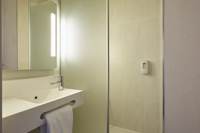 غرفة بسريرين منفصلين، B&B Hotel Lille Roubaix Campus Gare 4/4