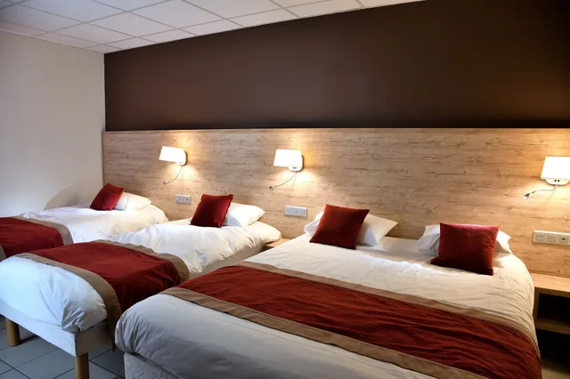 غرفة عائلية بسرير مزدوج وسريرين منفصلين، Hôtel du Bowling de Millau 1/10