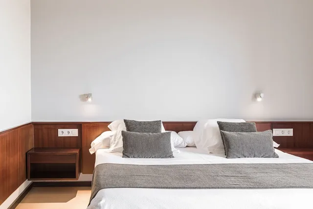 Superior, Twin Beds, Empire Building View، Emporda Hotel 1/6