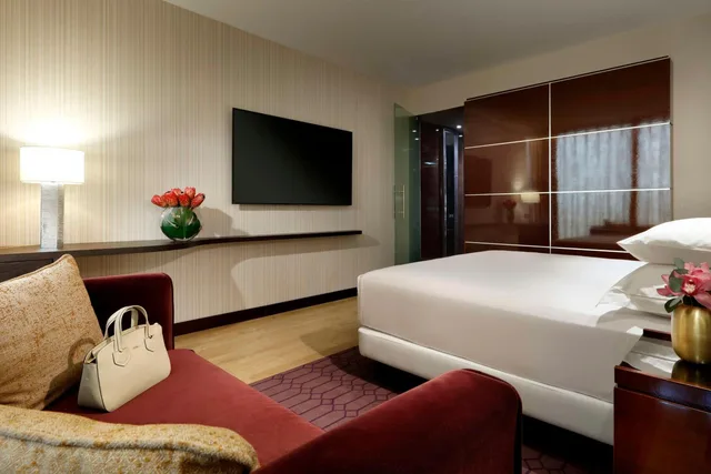 غرفة ديلوكس عائلية بانورامية بسرير كينج وسريرين منفصلين بإطلالة في طابق مرتفع، Hyatt Regency Barcelona Tower 2/3