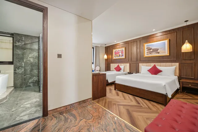 غرفة ثلاثية بحوض استحمام، Golden Lotus Luxury Hotel Da Nang 1/1