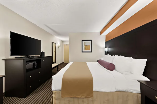 غرفة بسرير كينج في طابق مرتفع لذوي الإعاقة، Best Western Plus Toronto North York Hotel and Suites 3/4