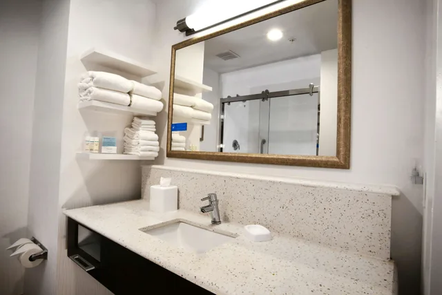 غرفة بسرير كينج مع أريكة، Hampton Inn Suites By Hilton Baltimore Aberdeen Md 3/3