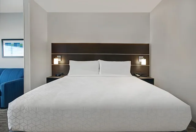 غرفة قياسية بسرير كينج لذوي الإعاقة، Holiday Inn Express & Suites Milwaukee - Brookfield 2/7