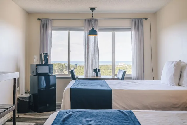 غرفة قياسية بسريرين كوين بإطلالة جزئية على البحر، Chateau Westport Resort, Trademark Collection by Wyndham 3/5