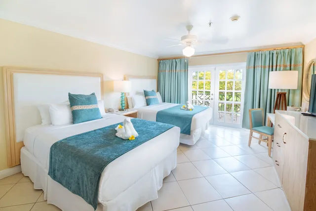 1 Bedroom, Suite, 2 Queen Beds, Beach Front, Sofa، Bay Gardens Beach Resort and Spa 1/4