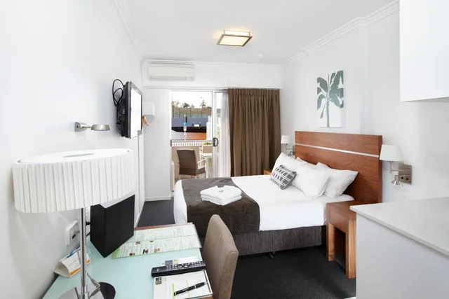 Compact, Double Bed, Chino Hotel 3/5
