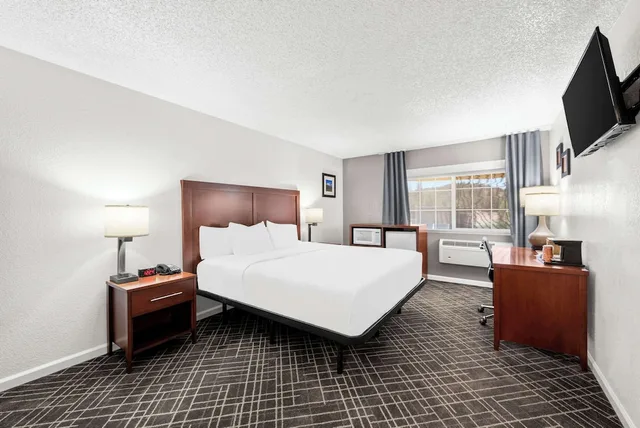 Upgrade, Suite, King Bed, Comfort Inn Yreka I-5 2/5