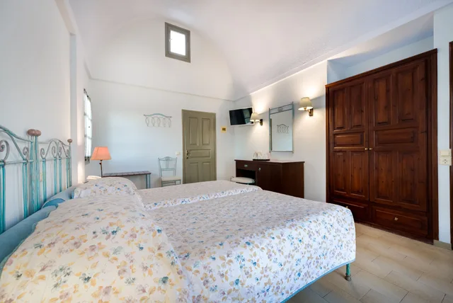 غرفة قياسية بسرير مزدوج، Zephyros Hotel Santorini 1/8