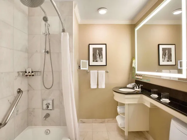 Fairmont, King Bed, Parliament Hill View، Fairmont Chateau Laurier 2/2