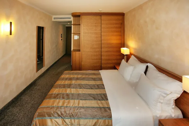 غرفة بسرير مزدوج بشرفة بإطلالة جزئية على البحر، Monte Casa Spa And Wellness 2/4