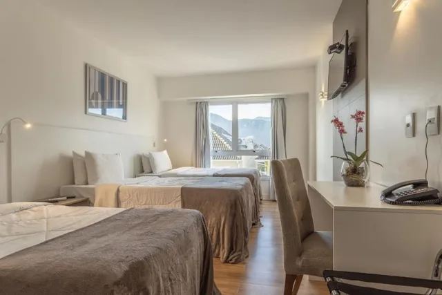غرفة قياسية ثلاثية بثلاثة أسرّة، ATH Hotel - Americas Townhouse 2/4