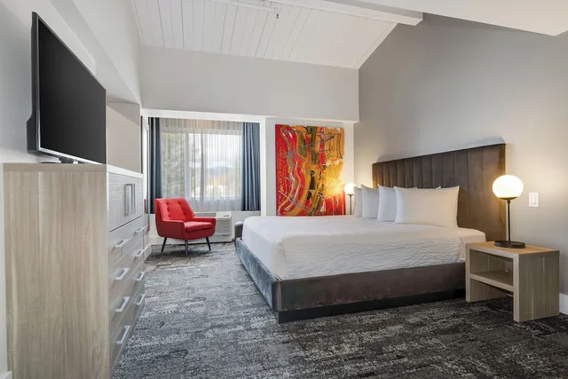 Standard, King Bed, Mountain Side، Lake Placid Inn Boutique Hotel 1/7
