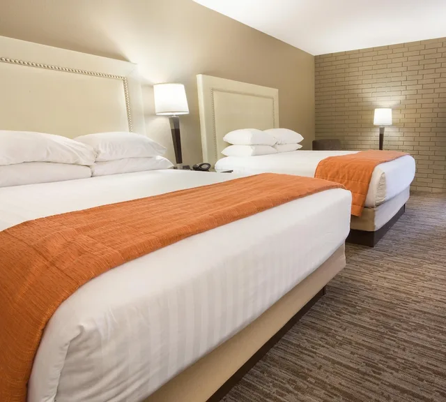 غرفة بسريرين كوين، Drury Inn and Suites Greensboro 1/5