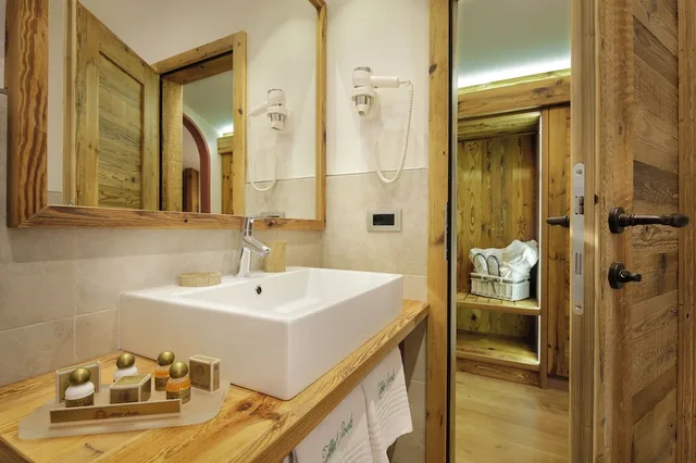 غرفة بسريرين منفصلين بإطلالة على الجبل، HOTEL AZOLA 9/10