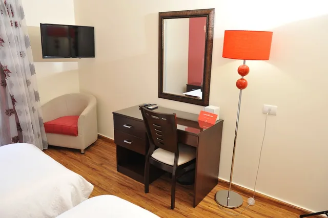 غرفة ديلوكس بإطلالة على الجبل بشرفة، Al Murjan Palace Hotel, Jounieh 4/5
