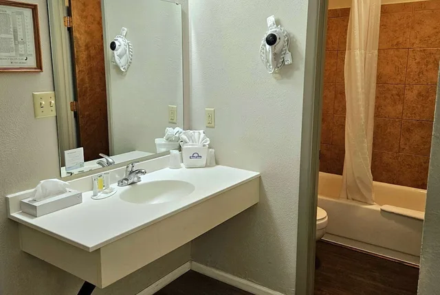 غرفة بسرير كوين، Days Inn and Suites by Wyndham Downtown Missoula-University 2/6