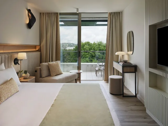 غرفة بسريرين منفصلين بإطلالة على الحديقة بشرفة، Kontokali Bay Resort and Spa 3/8