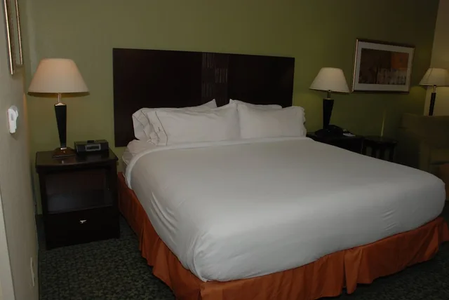 غرفة قياسية بسرير كينج بحوض جاكوزي، Holiday Inn Express Suites Covington 2/2
