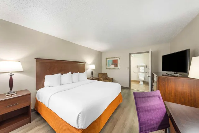 غرفة بسرير كينج يُسمح فيها بالحيوانات الأليفة لذوي الإعاقة، Best Western Athens Inn 2/4