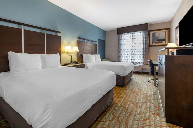غرفة قياسية بسريرين كوين، Best Western Plus Bradenton Gateway Hotel 1/2
