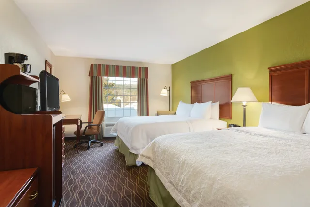 غرفة بسريرين كوين، Hampton Inn & Suites Greenfield 1/7