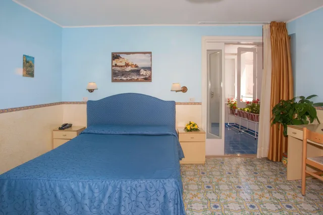 غرفة كلاسيكية رباعية بسرير مزدوج، Hotel Amalfi 1/3