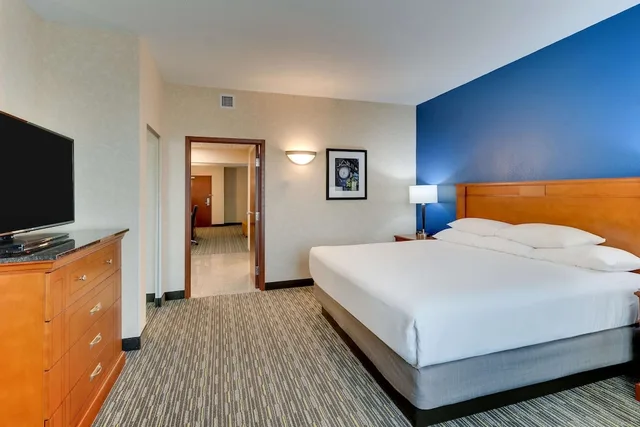 جناح بسرير كينج بغرفتين مع أريكة في طابق مرتفع، Drury Inn and Suites Sikeston 1/6