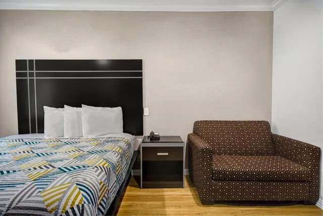 غرفة بسرير كينج، Motel6 Humble, TX - Houston International Airport 9/10