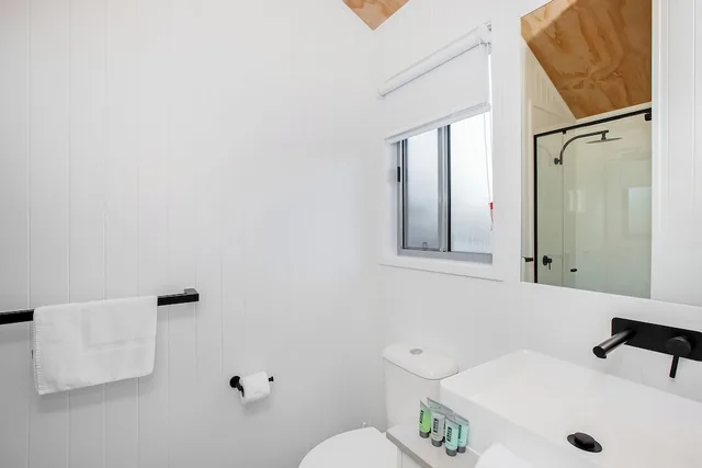Tiny Home, Premium, Queen Bed, Reflections Holiday Parks Scotts Head 4/5