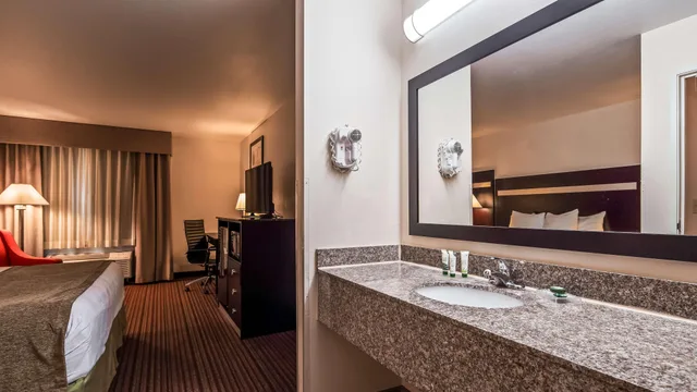 غرفة بسرير كينج بحوض جاكوزي، Best Western Parsons Inn 4/8