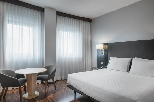غرفة بسرير كينج بإطلالة على المدينة، Ac Hotel Milano By Marriott 2/8