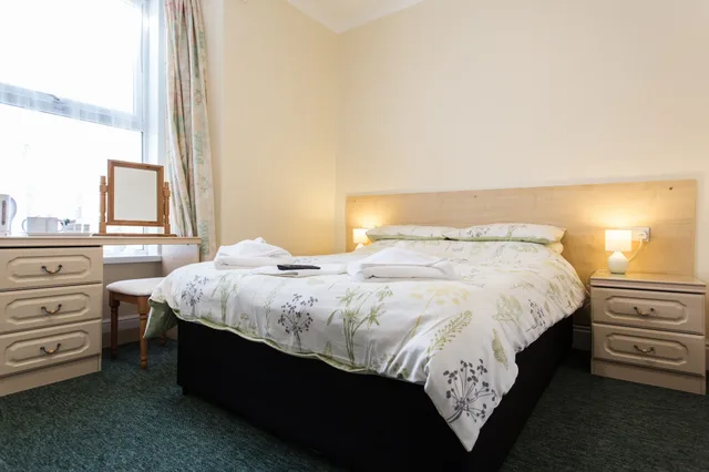 Room, Double Bed, Small, The Glendeveor 4/5