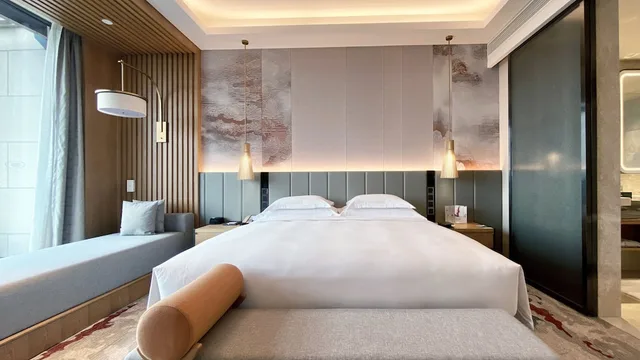 غرفة قياسية بسرير كينج بإطلالة على البحيرة، Crowne Plaza Huzhou 3/8