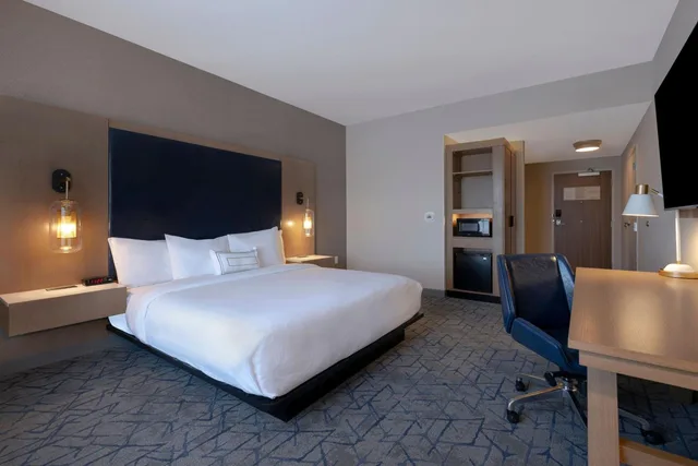 غرفة بسرير كينج بحوض استحمام لذوي الإعاقة، Fairfield Inn & Suites by Marriott Denver Airport at Gateway Park 2/10