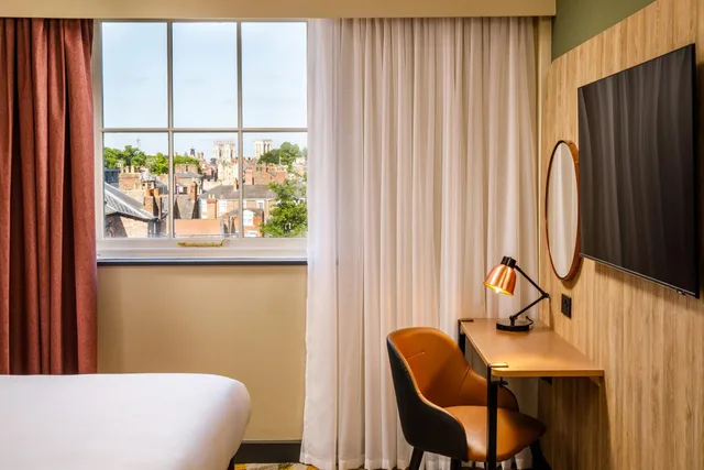 Room, Queen Bed, ibis Styles York Centre 3/6
