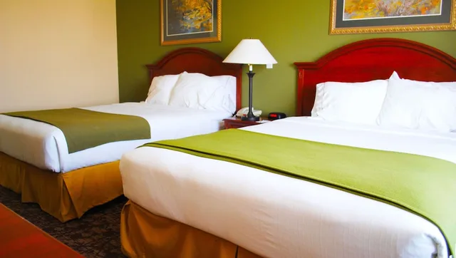 جناح بسرير كينج وسرير كوين بغرفتي نوم مع أريكة، Magnuson Hotel Commerce 2/3