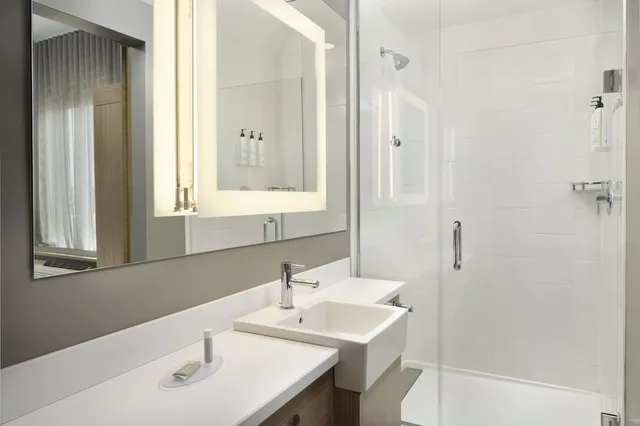 جناح بسرير كينج مع سرير سحّاب إضافي لذوي الإعاقة، SpringHill Suites Jacksonville Baymeadows 4/4