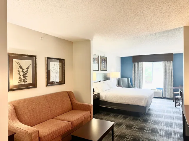 جناح بسرير كينج، Holiday Inn Express Hotel Suites Meriden 3/4