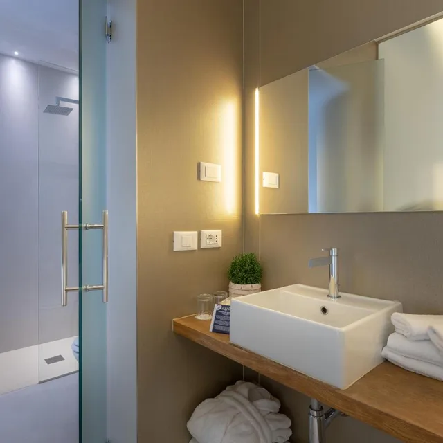 جناح جونيور، Hotel Polo 10/10