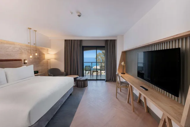 غرفة بسريرين منفصلين بإطلالة على البحر، DoubleTree by Hilton Antalya-Kemer All-Inclusive Resort 1/9