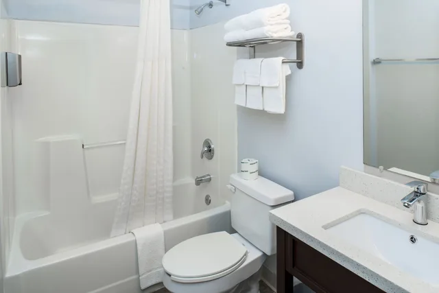 جناح بسريرين كوين بغرفتي نوم مع أريكة، Luxbury Inn & Suites 2/2